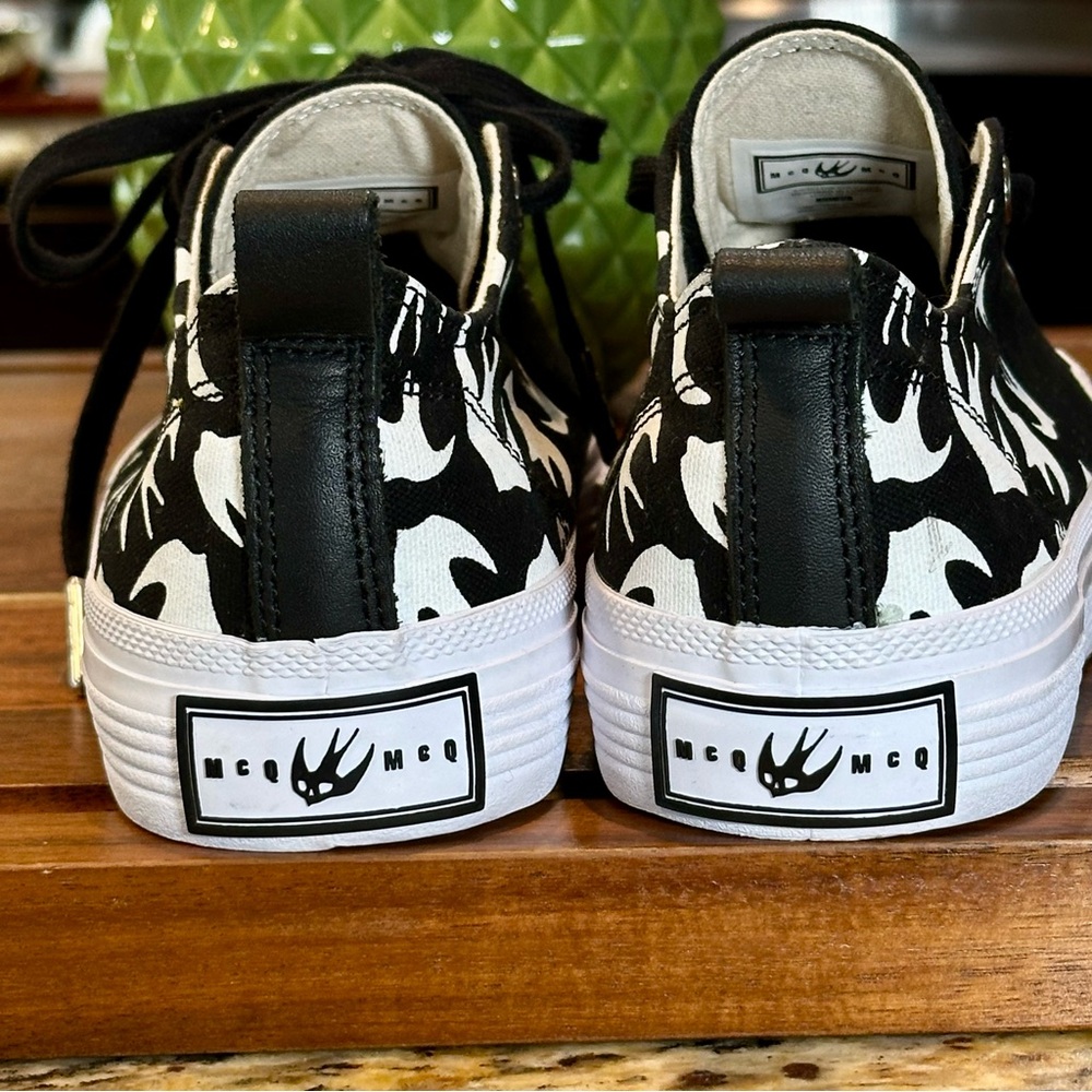 MCQ Alexander McQueen Swallow Cap Toe Sneakers - Picture 4 of 10